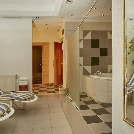 Hotel H+